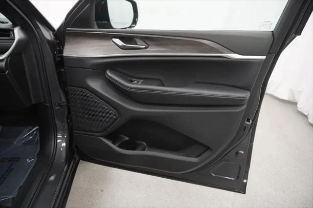 New 2026 Baltic Gray Metallic Clear-Coat Exterior Paint Jeep Laredo image 33