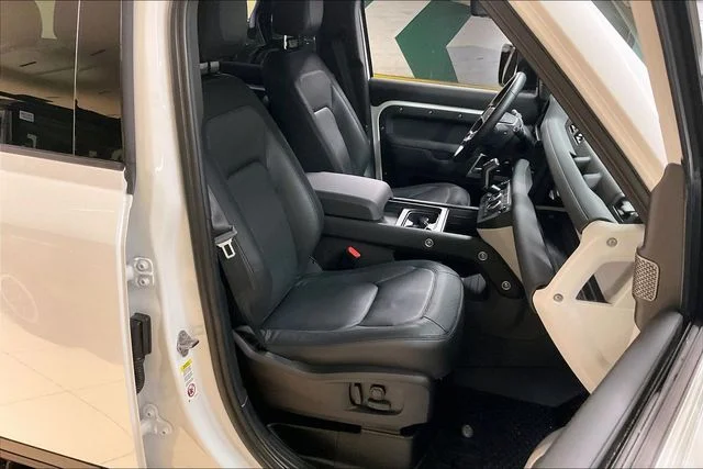 Used 2024 White Land Rover X-Dynamic SE image 6