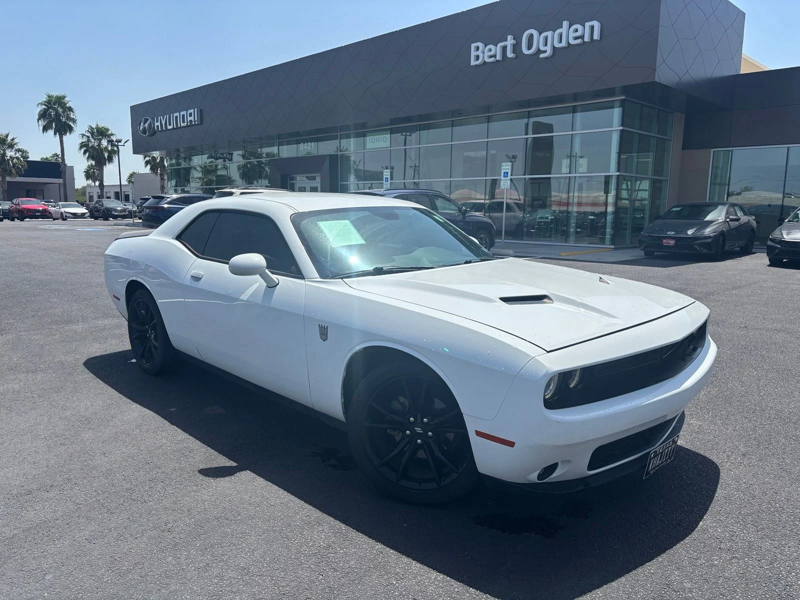 Used 2018 White Dodge SXT image 1