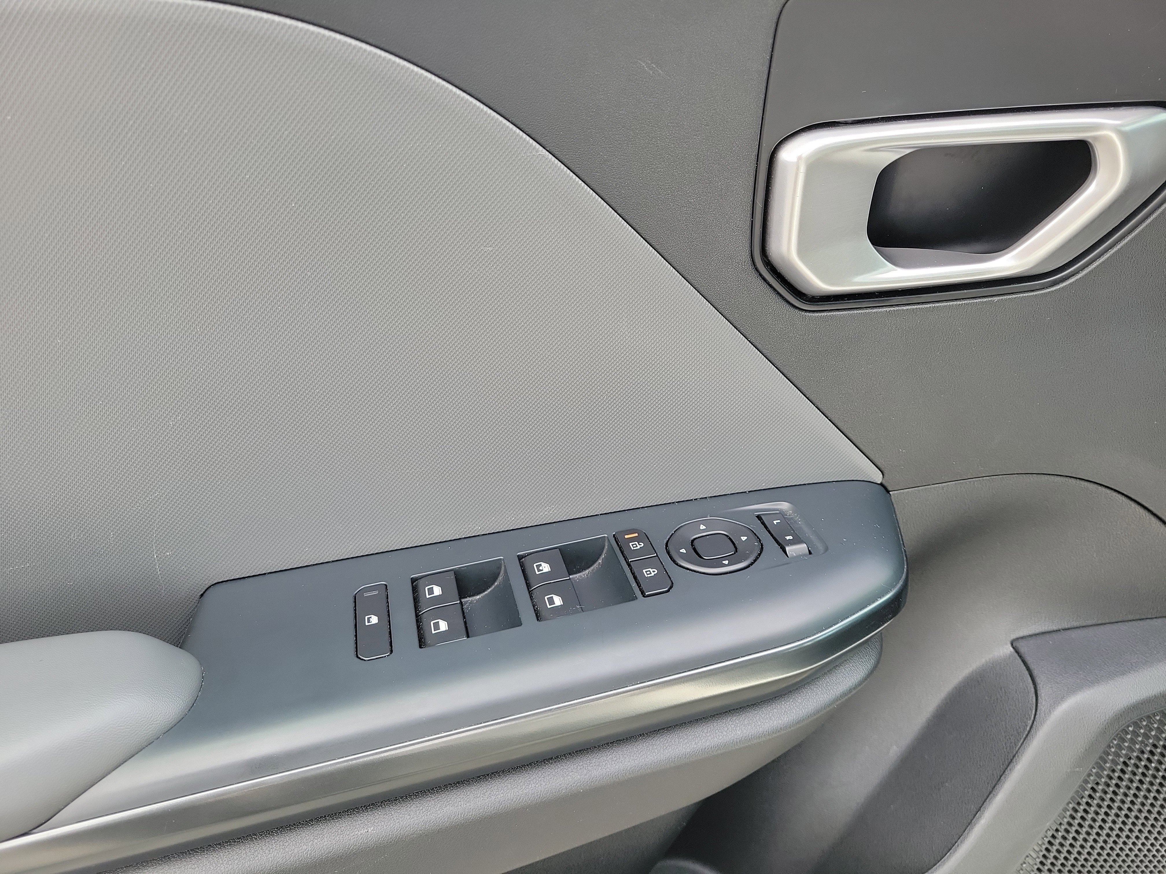 Used 2025 Snow White Pearl Kia LXS image 11