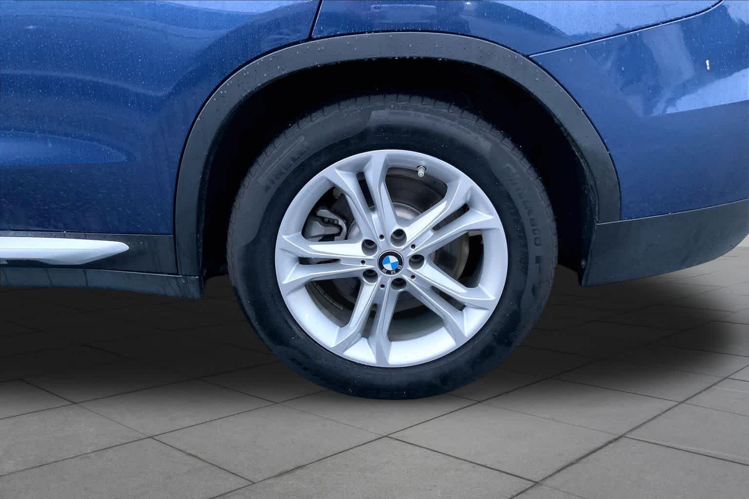 Used 2020 Phytonic Blue Metallic BMW sDrive30i image 11