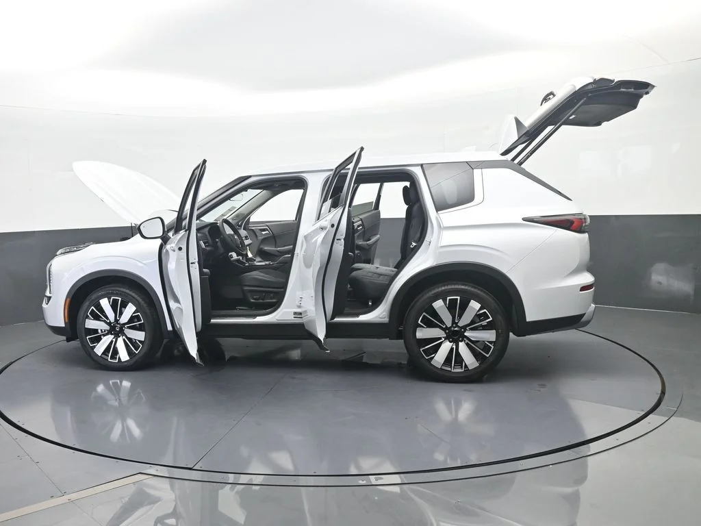 New 2026 Diamond White Mitsubishi SE image 82