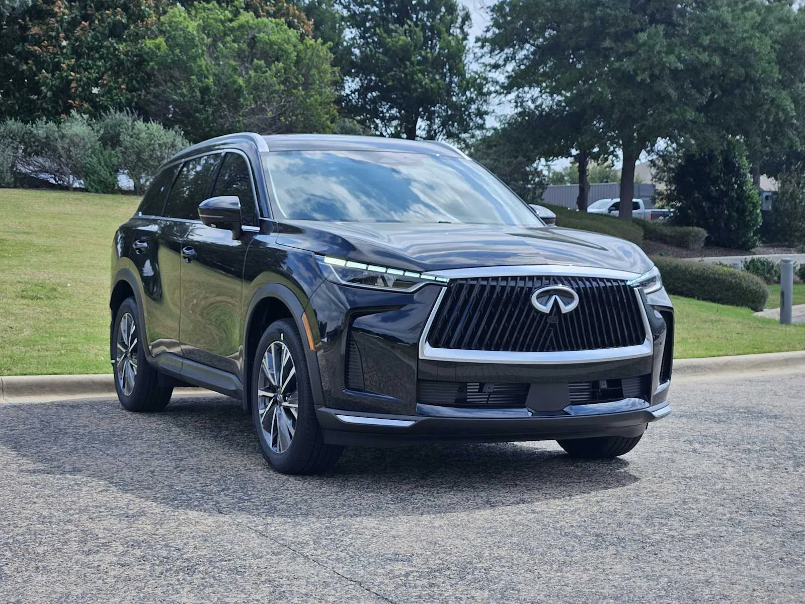 New 2027 MINERAL BLACK INFINITI Luxe FWD image 2