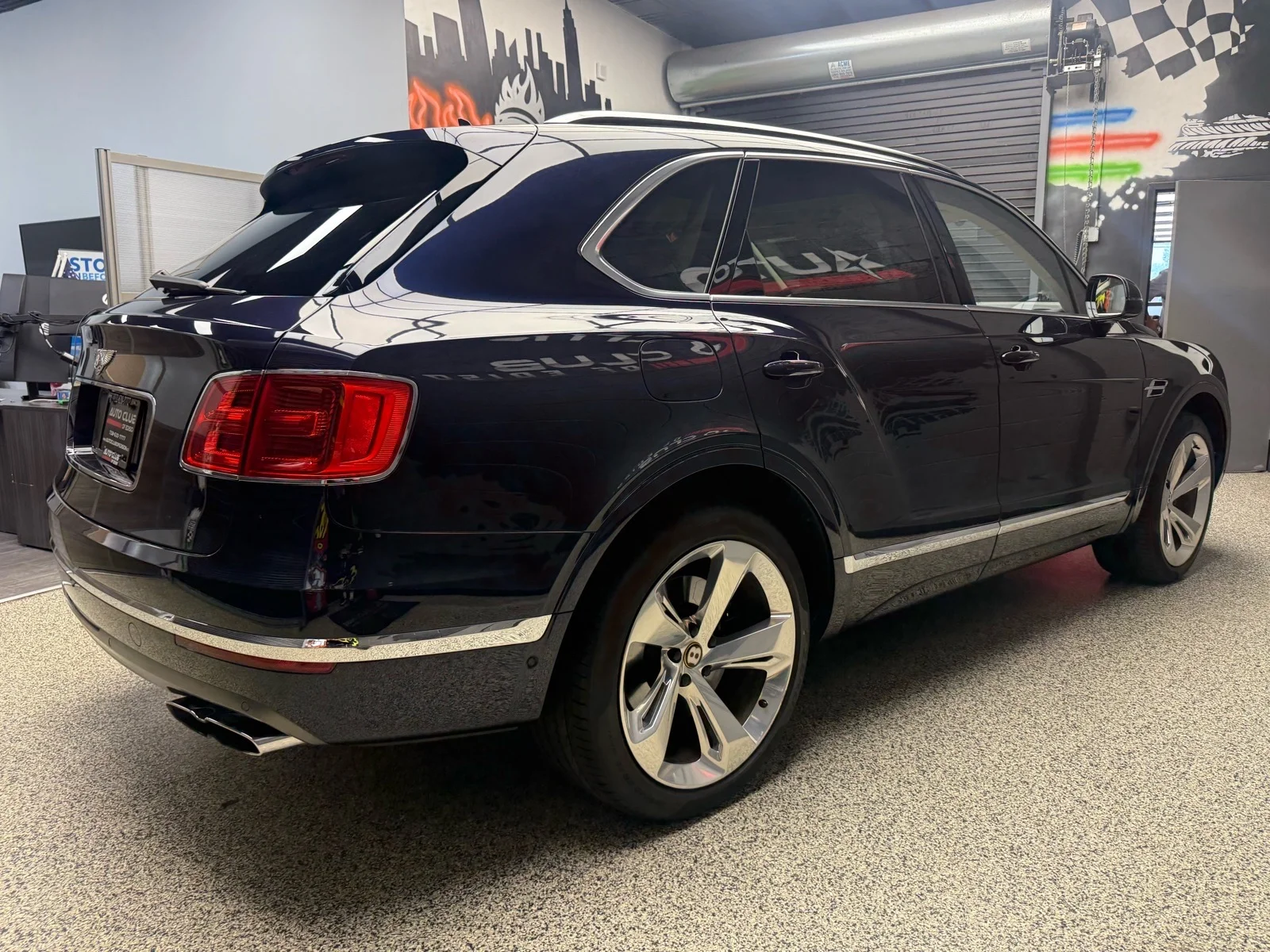 Used 2019 Dk. Blue Bentley V8 image 6