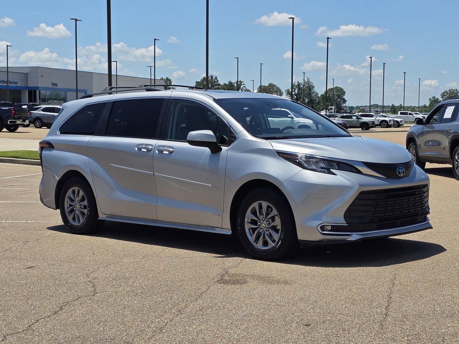Used 2021 Silver Toyota XLE image 3