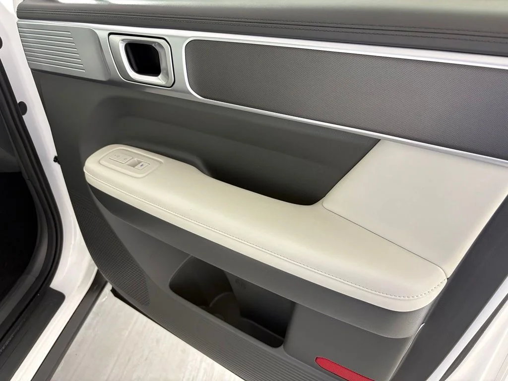 Used 2025 White Hyundai SEL image 43