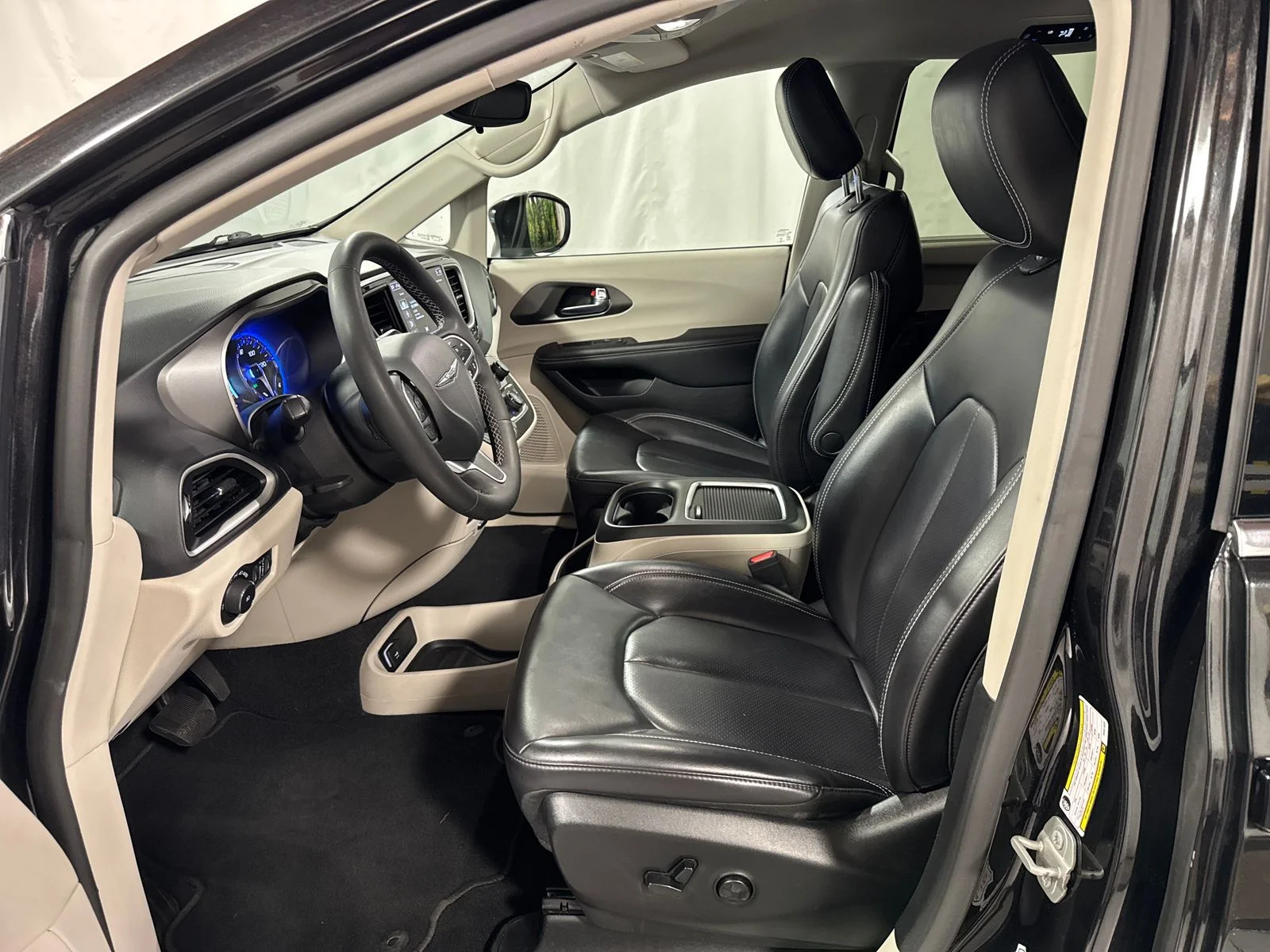 Used 2023 Black Chrysler Touring L image 3