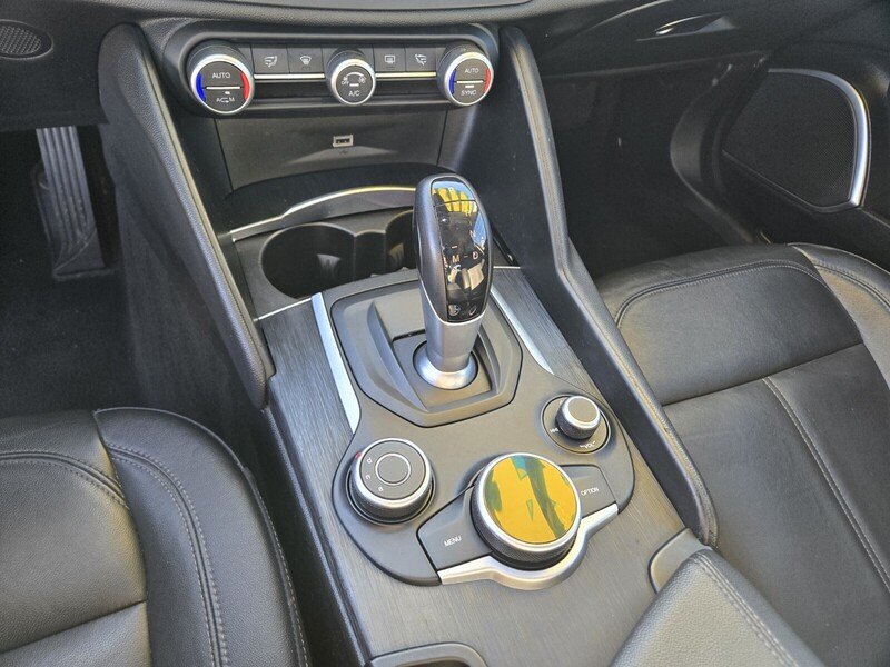 2019 Alfa Romeo Giulia Base - Photo 18