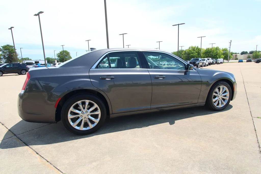 Used 2017 Gray Chrysler Limited image 5