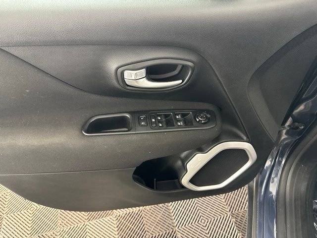 Used 2019 Blue Jeep Latitude image 22