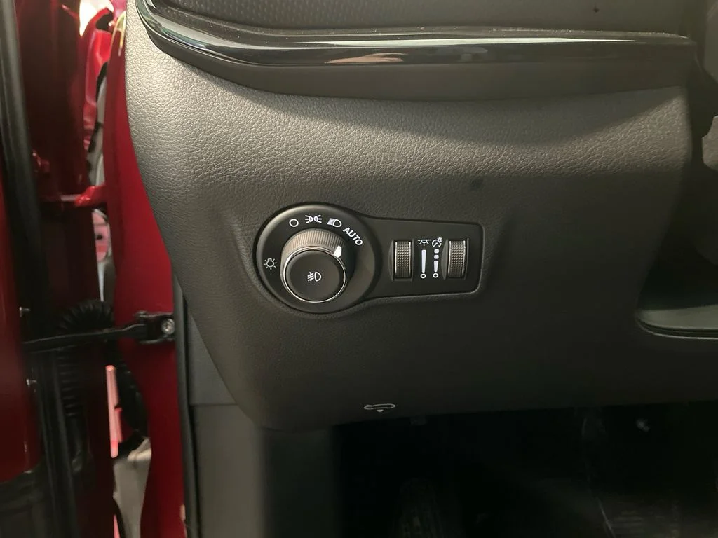 New 2026 Red Hot Pearlcoat Jeep Latitude Altitude image 12