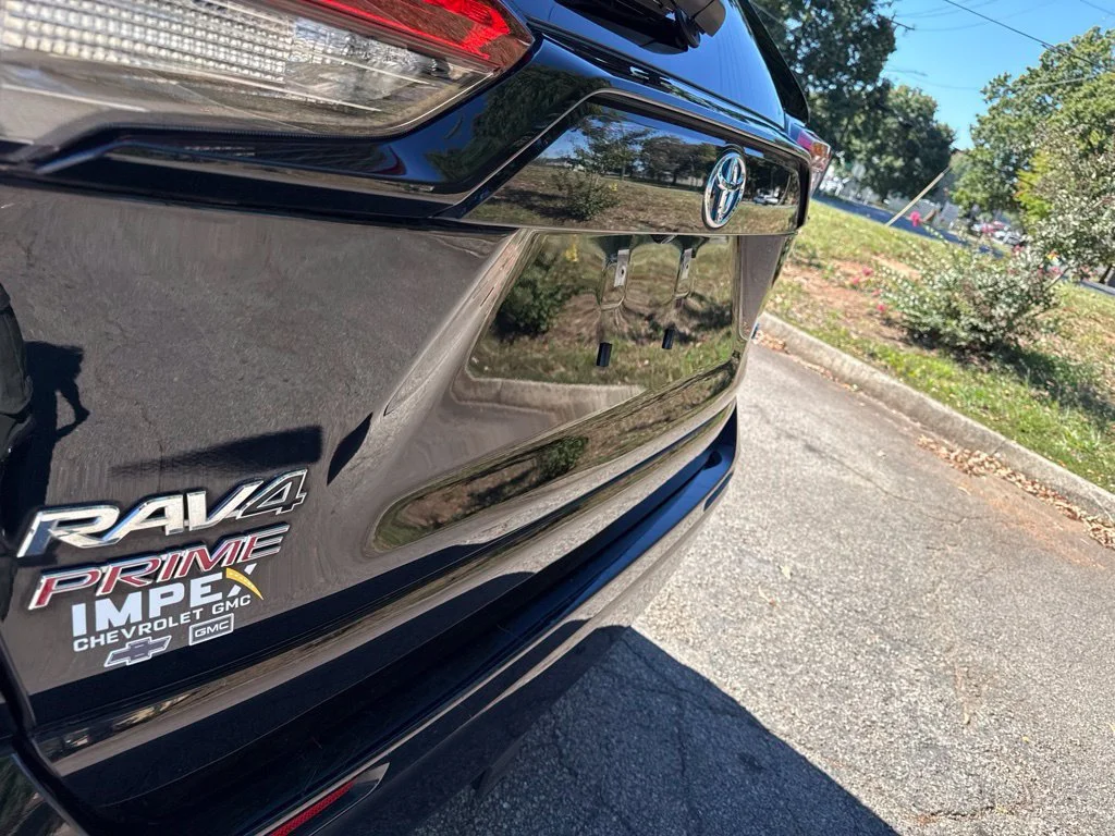 Used 2021  Toyota SE image 33