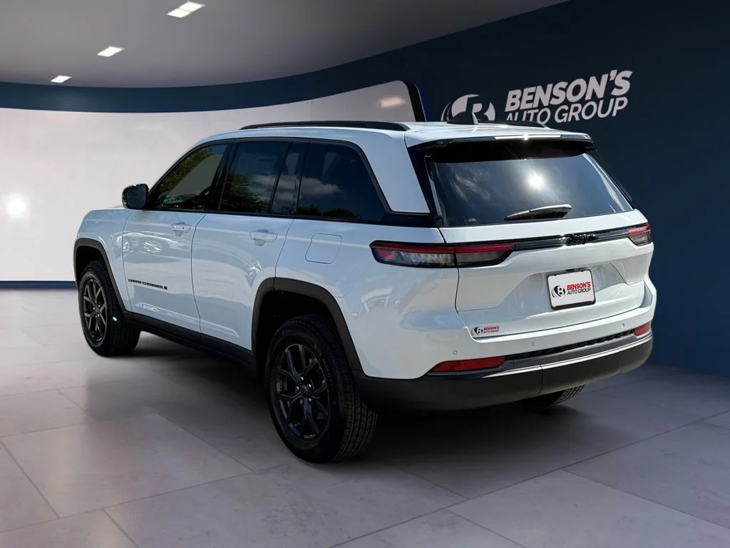 New 2027 White Jeep Laredo Altitude image 3