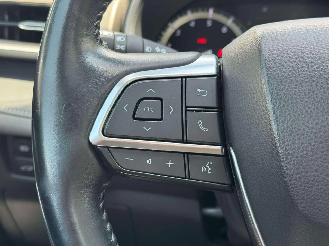 Used 2020 Midnight Black Metallic Toyota XLE image 27