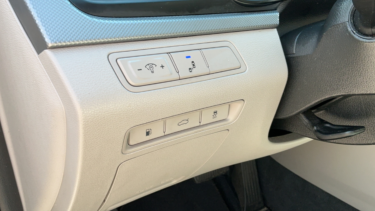 Used 2018 Silver Hyundai SE image 21