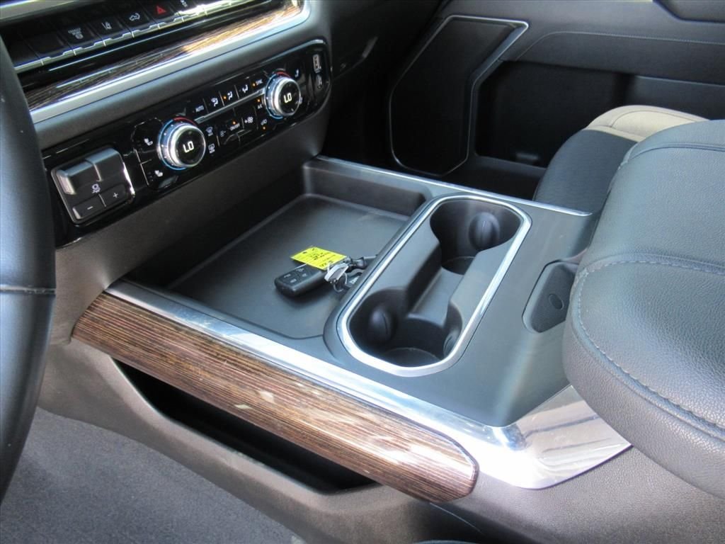 Used 2025 White GMC SLE image 18