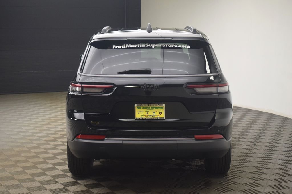 New 2026 Diamond Black Crystal Pearl-Coat Exterior Paint Jeep Altitude image 11