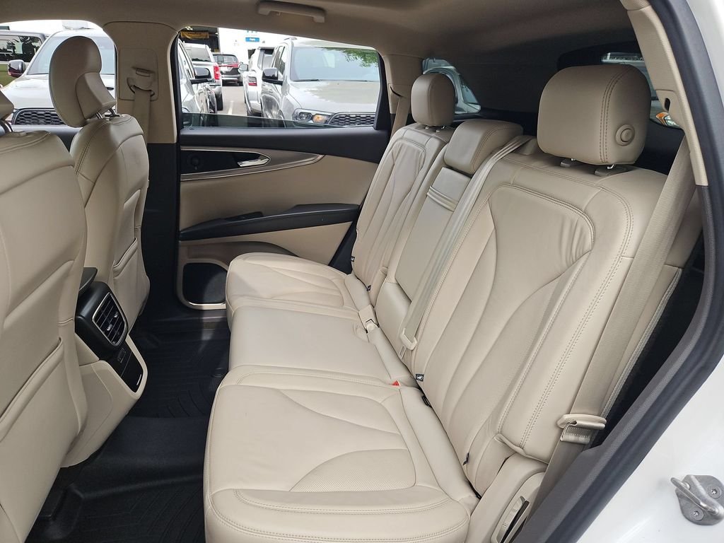 Used 2016 White Platinum Clearcoat Metallic Lincoln Select image 14