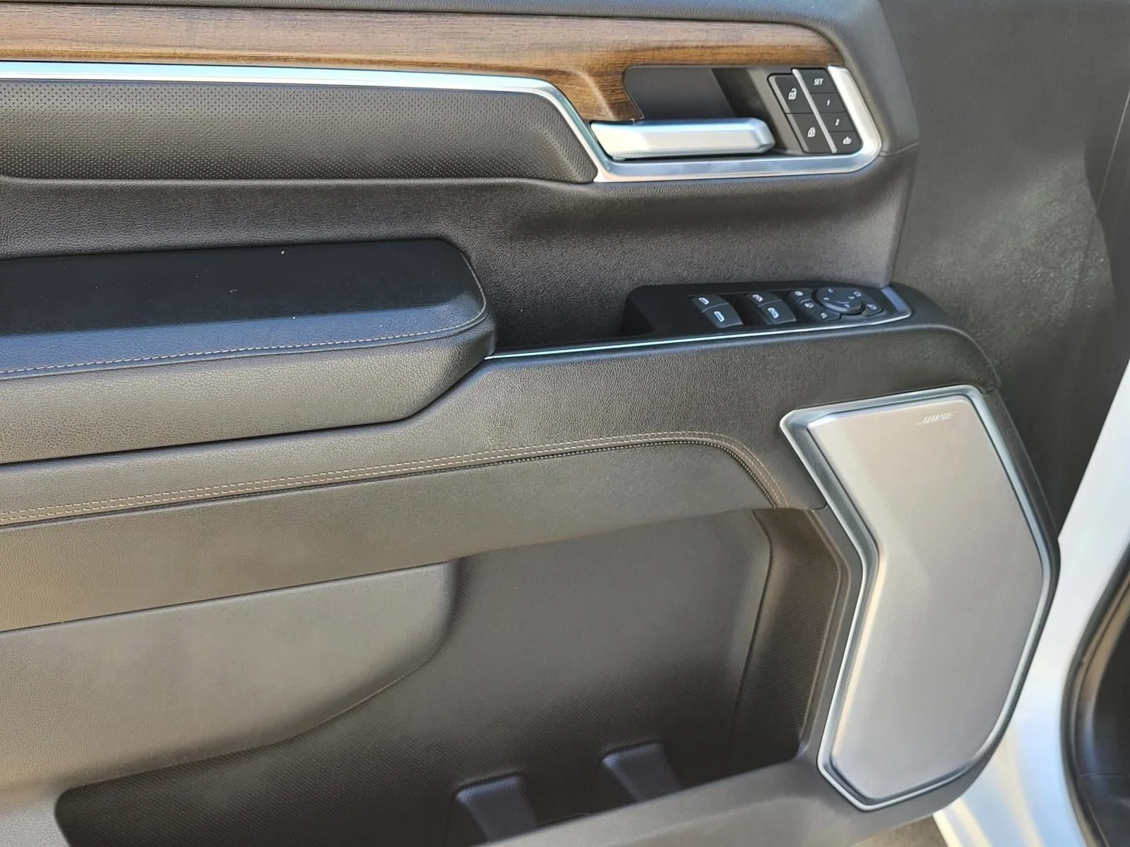 Used 2024 Iridescent Pearl Tricoat Chevrolet High Country image 21