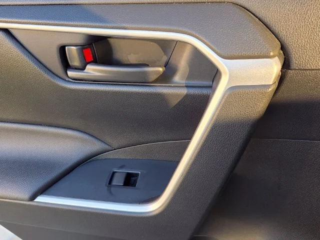 Used 2019 White Toyota LE image 10