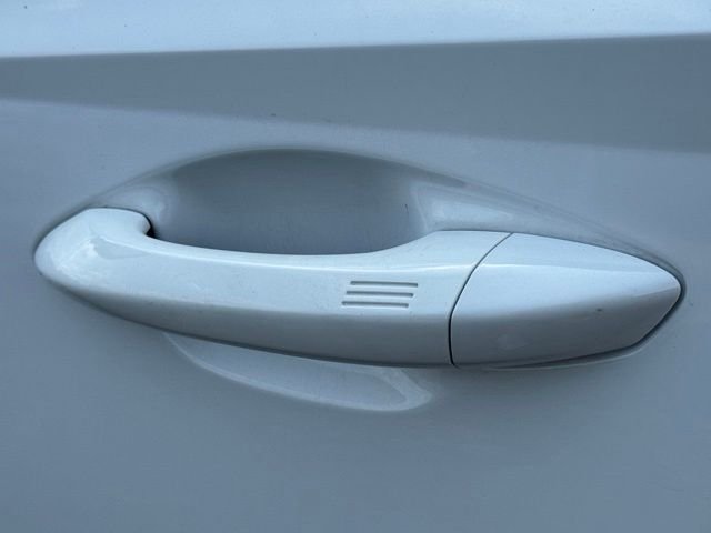 Used 2025 White Hyundai SEL image 9