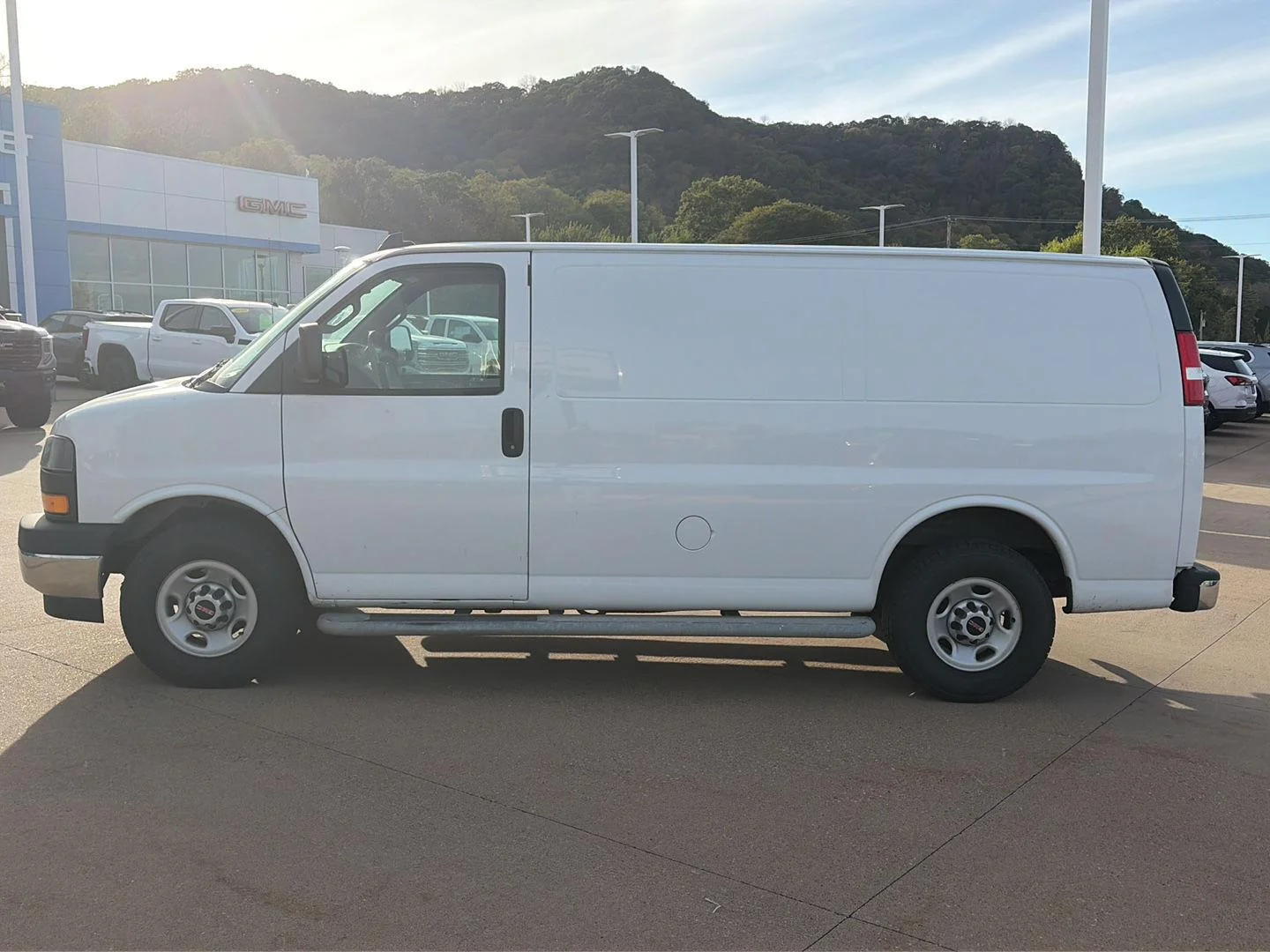 Used 2019 SUMMIT WHITE GMC VAN 2500 RWD 135" image 6