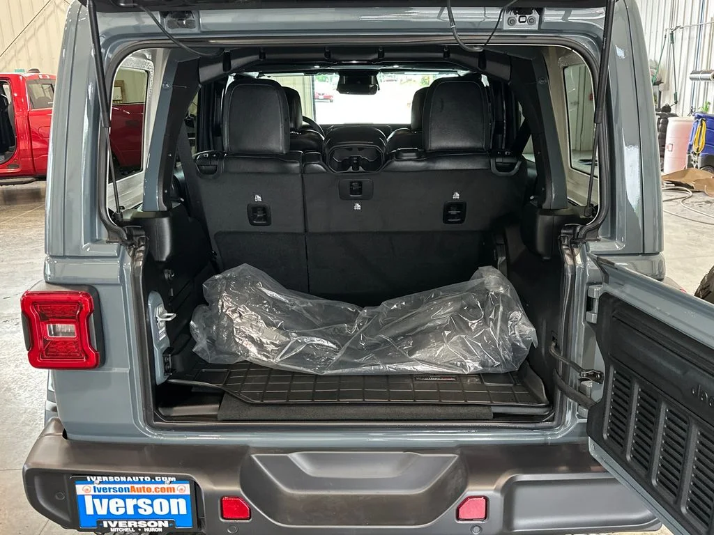 Used 2026 Gray Jeep Sahara image 28