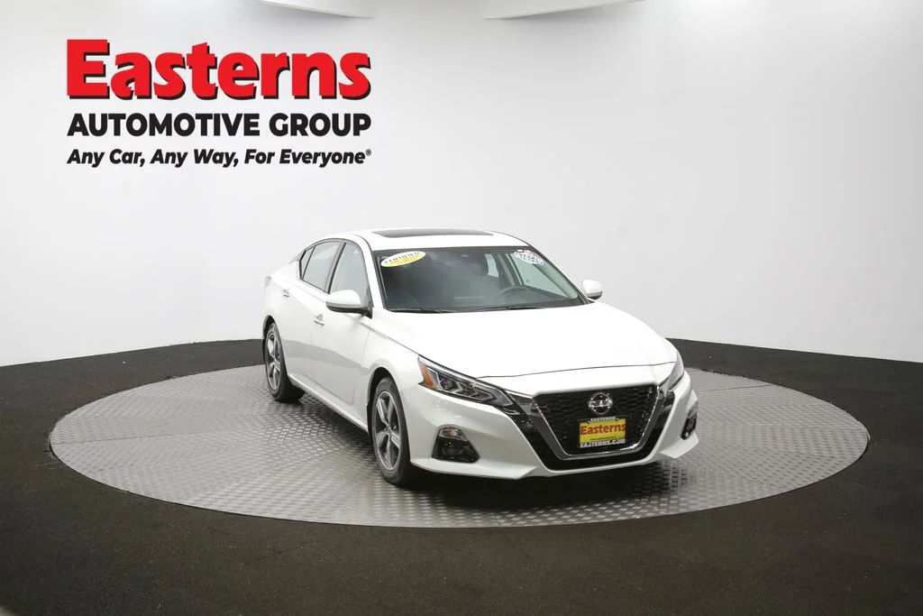 Used 2022 White Nissan 2.5 SL image 49