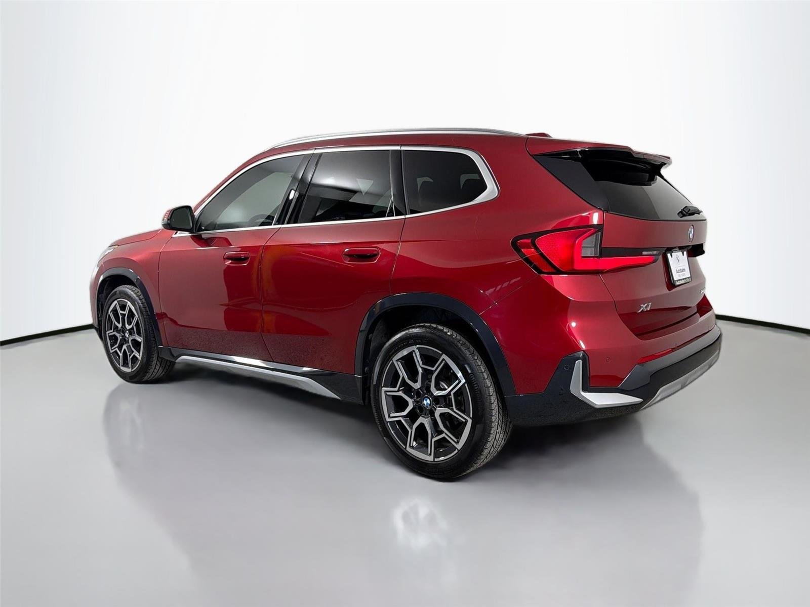 Used 2026 Vegas Red Metallic BMW xDrive28i image 7