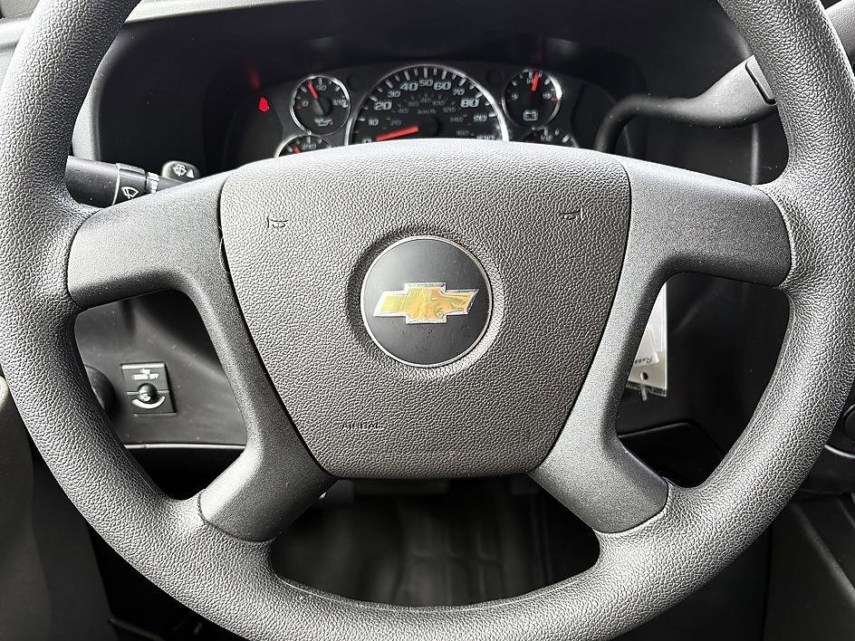 Used 2025 Summit White Chevrolet Work Van image 15