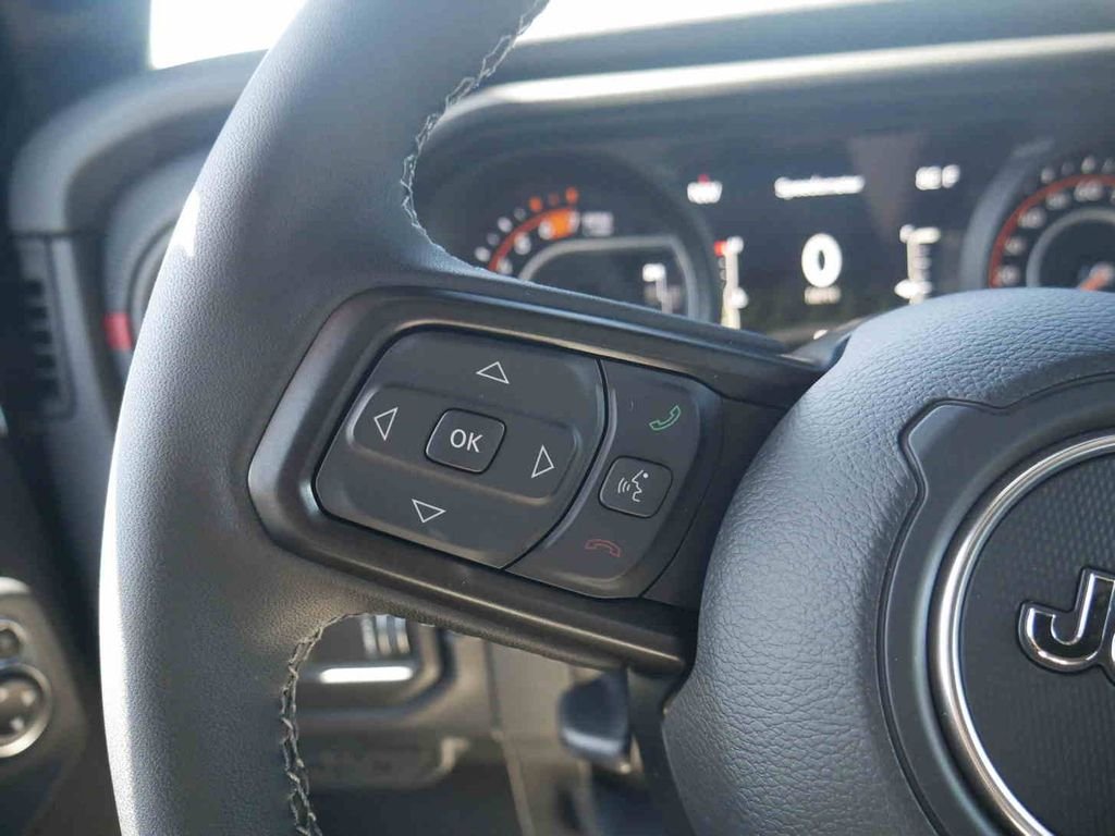 New 2026 Black Clear-Coat Exterior Paint Jeep  image 38