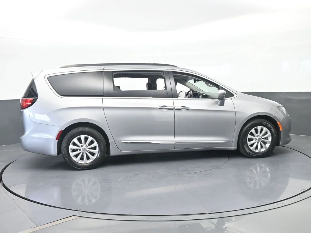 Used 2017 Billet Silver Metallic Clearcoat Chrysler Touring L image 7