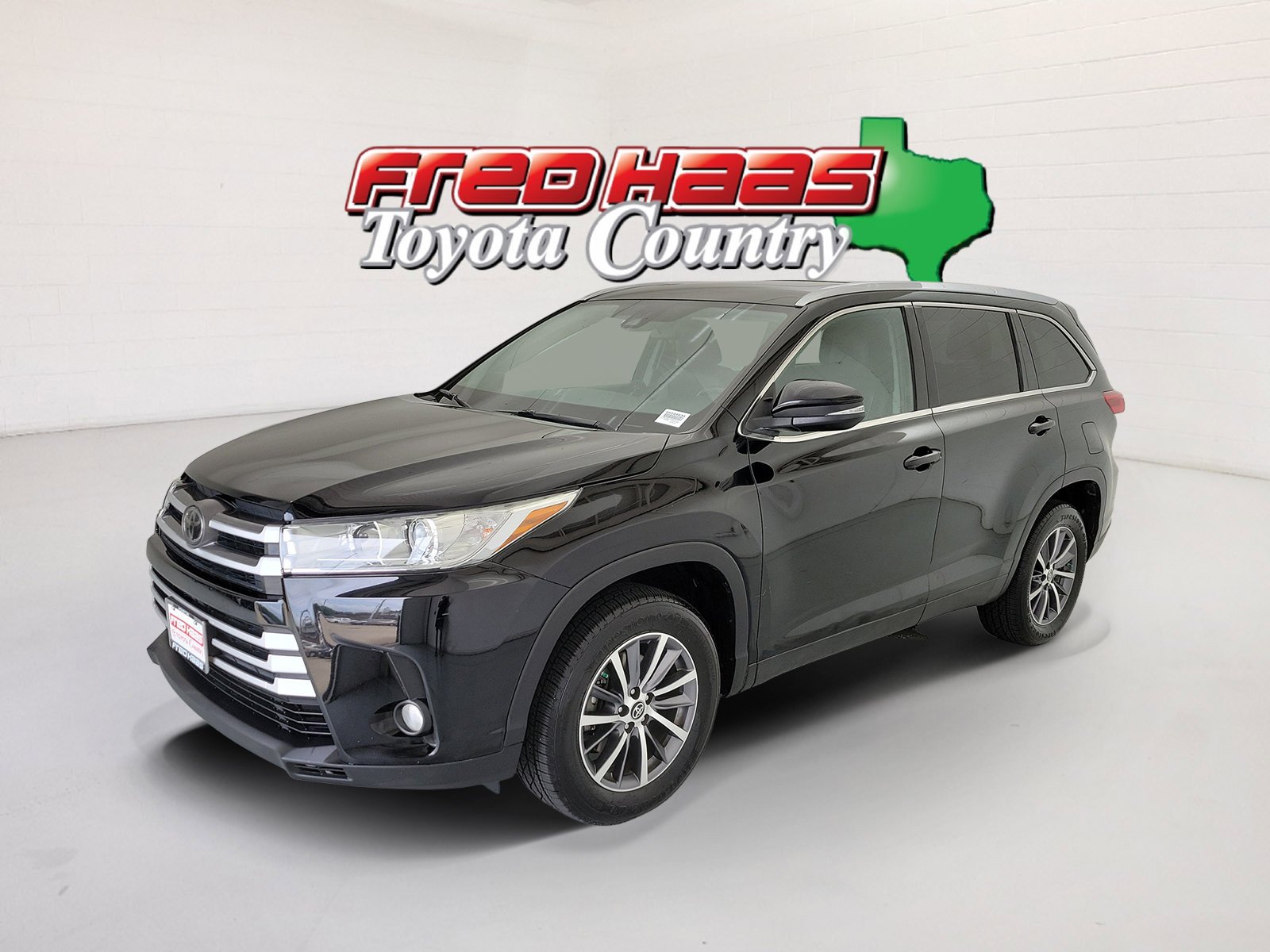 Used 2019 Midnight Black Metallic Toyota XLE image 1