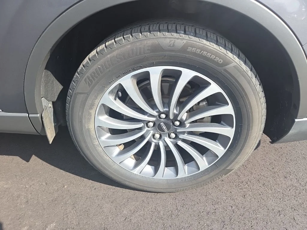 Used 2021 Gray Lincoln Reserve image 24