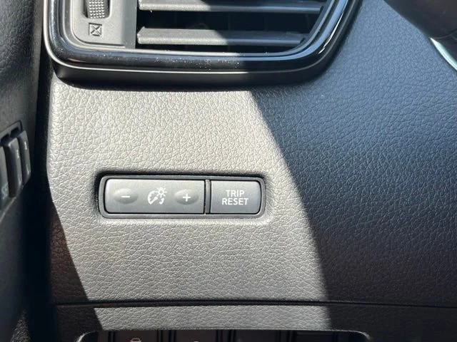 Used 2019 White Nissan SL image 34