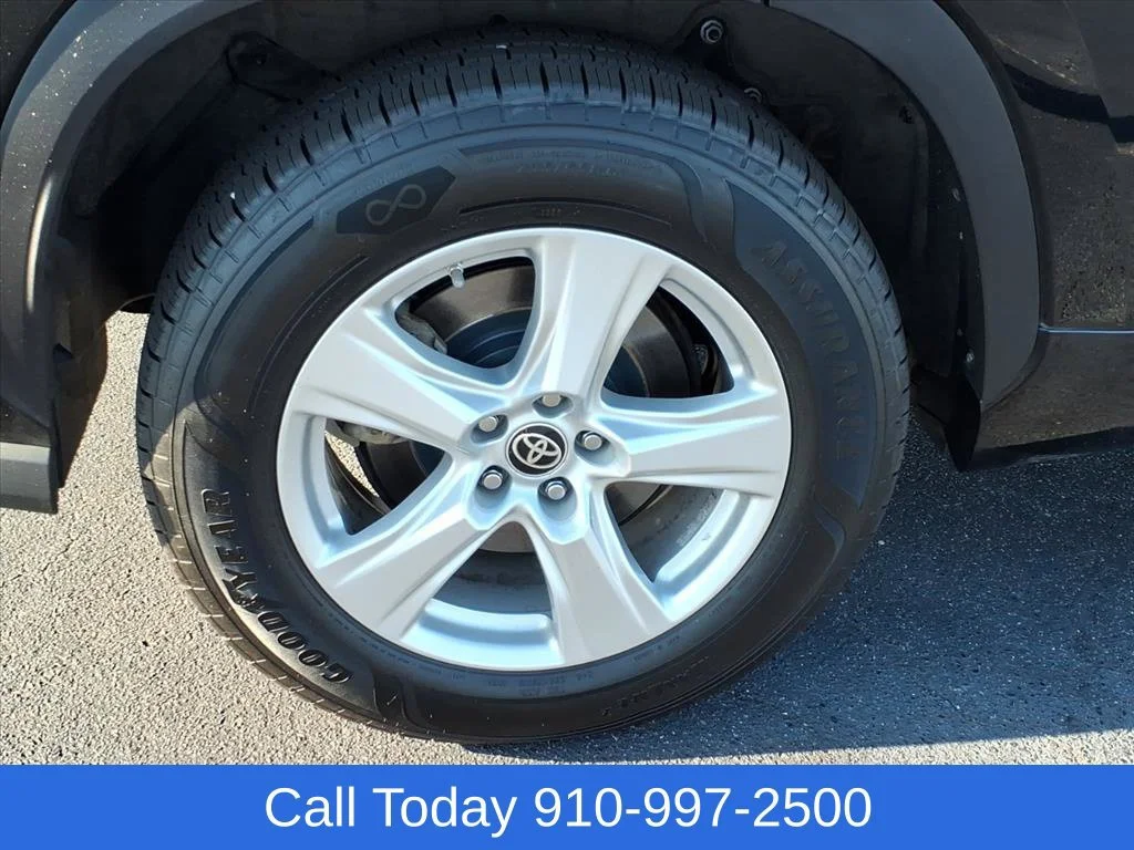 Used 2022 Black Toyota L image 8
