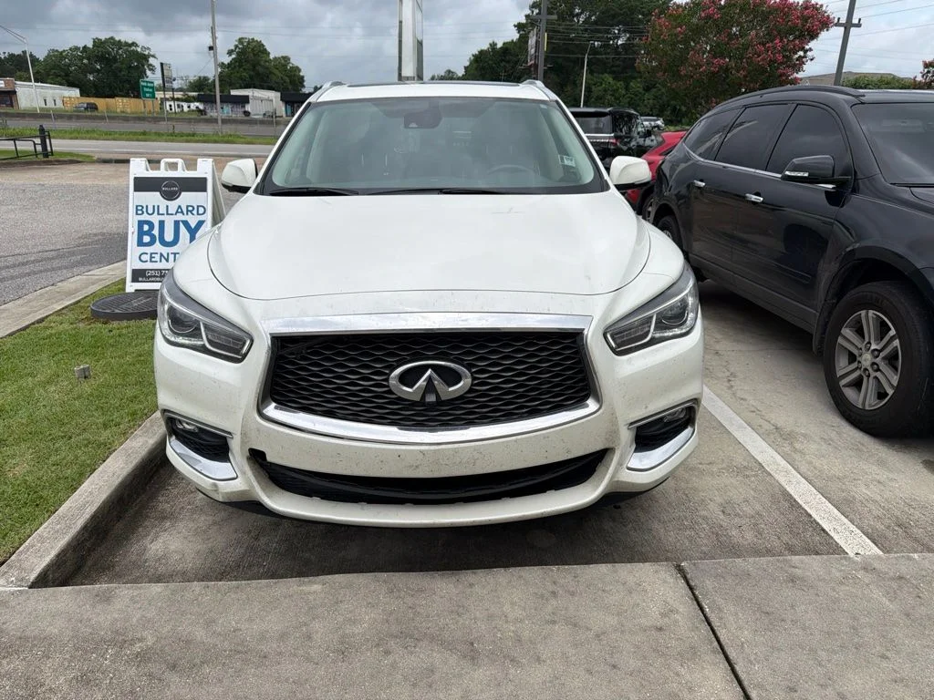 Used 2020 White INFINITI LUXE image 2