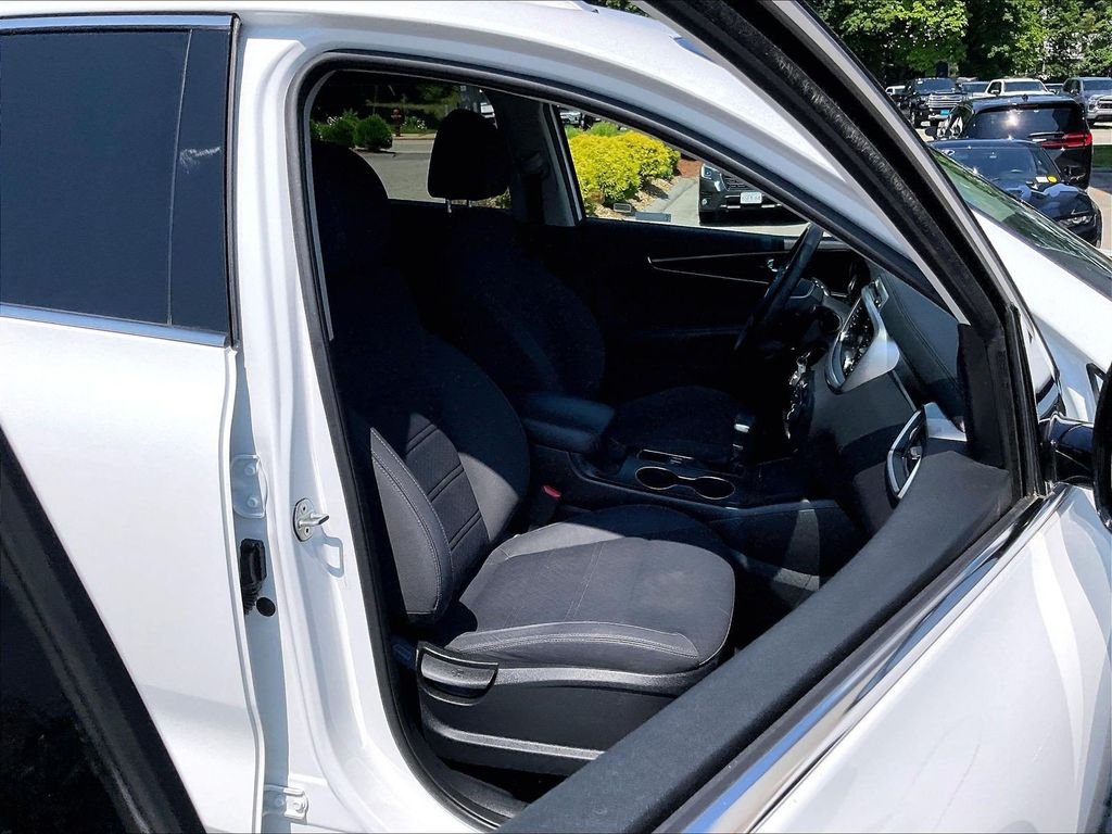 Used 2019 White Kia LX image 11