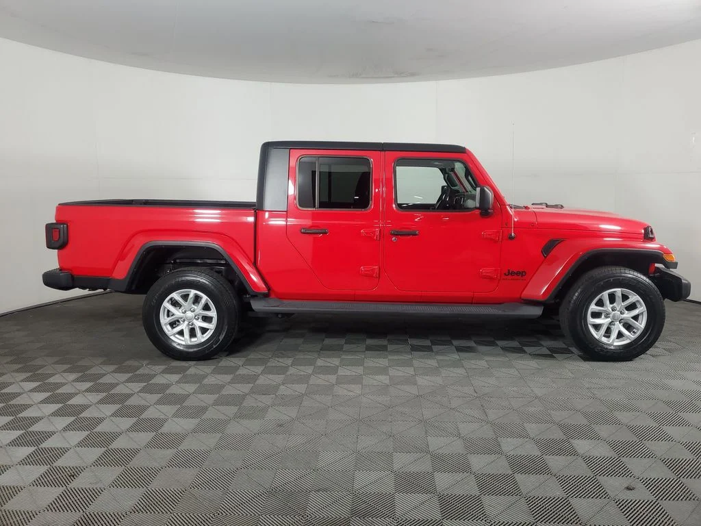 Used 2023 Red Jeep Sport S image 3