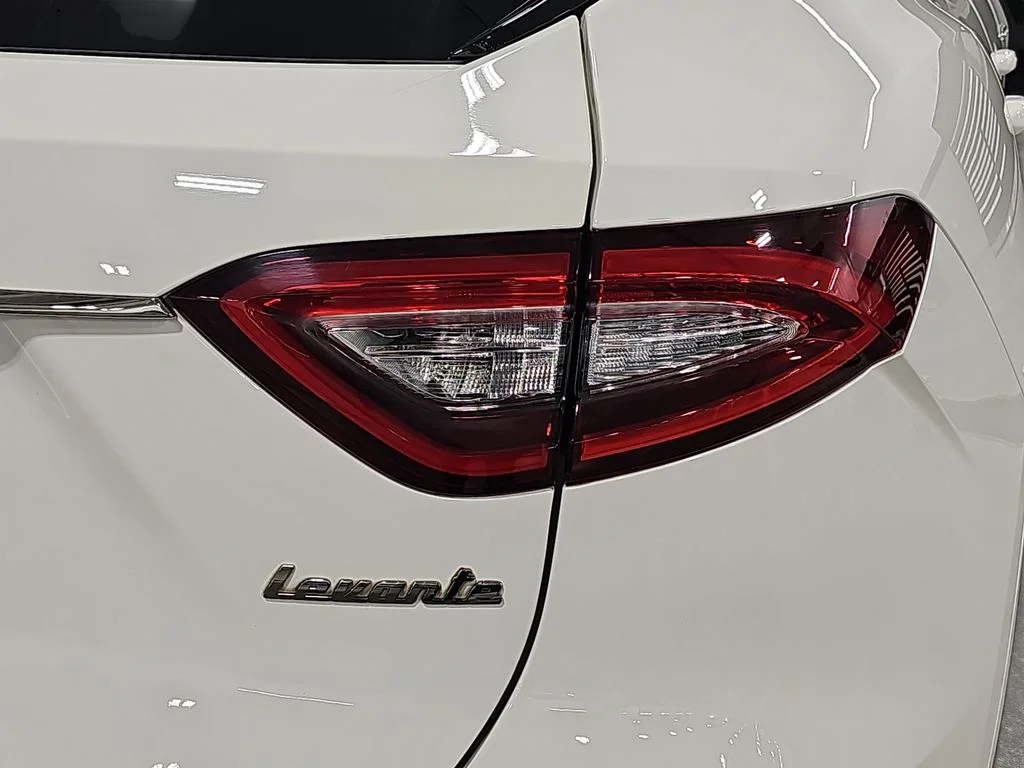Used 2020  Maserati Base image 35