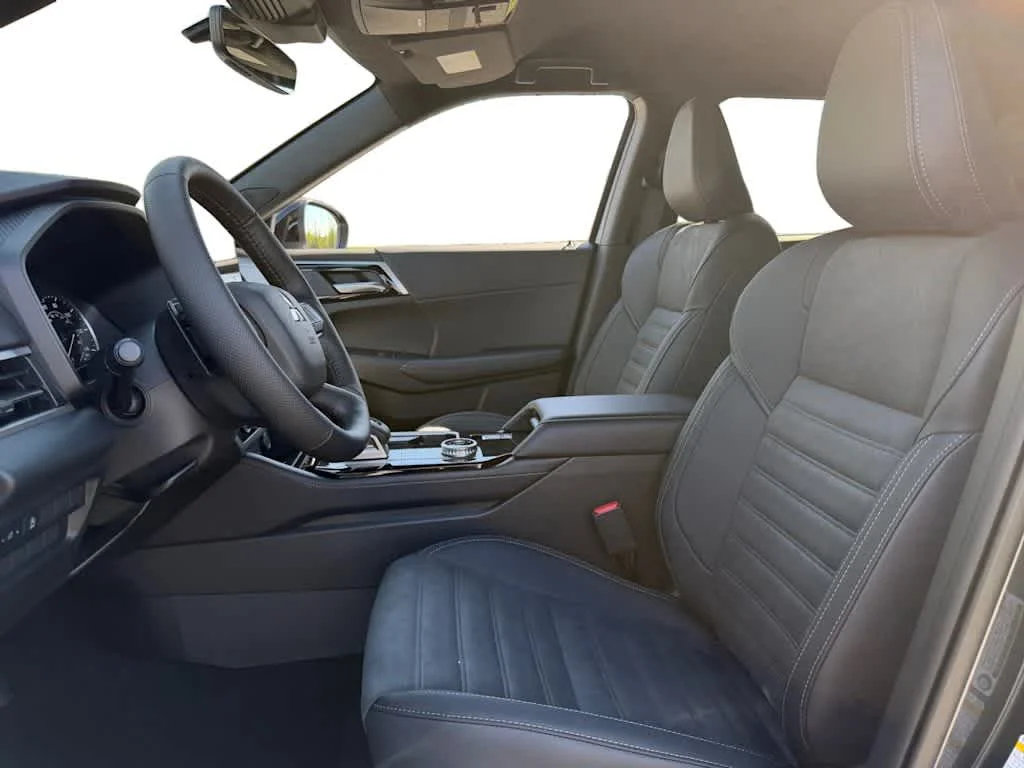 New 2026 Graphite Gray Mitsubishi LE image 10