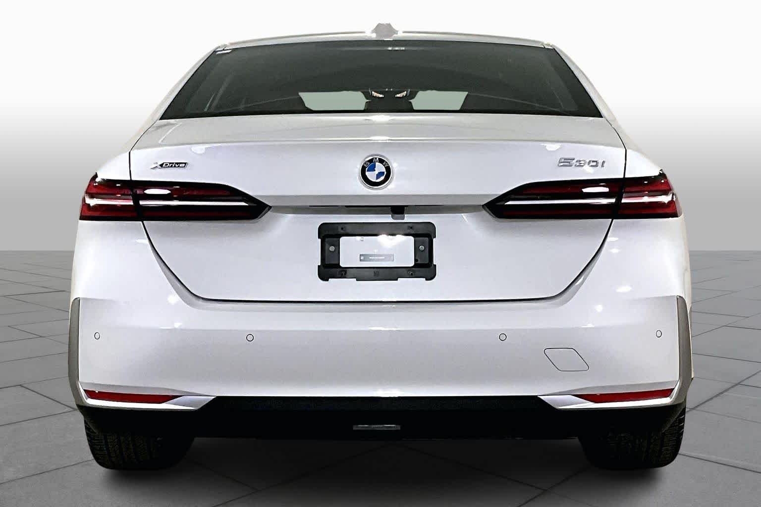 Used 2026 Mineral White Metallic BMW 530i xDrive image 4