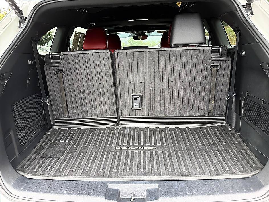 Used 2023 Wind Chill Pearl Toyota XSE image 21