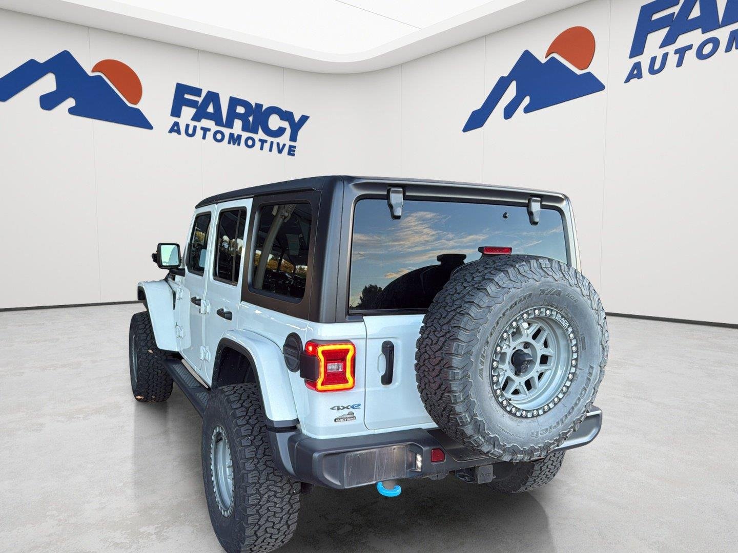 Used 2023 Bright White Clearcoat Jeep Rubicon image 10