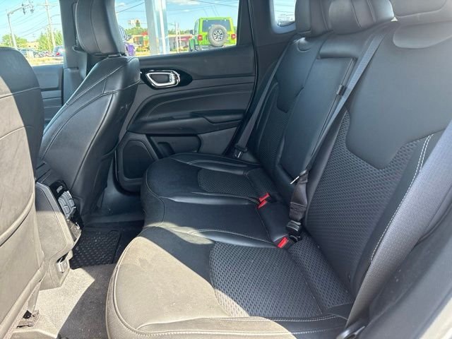 Used 2023 Silver Jeep Latitude image 15