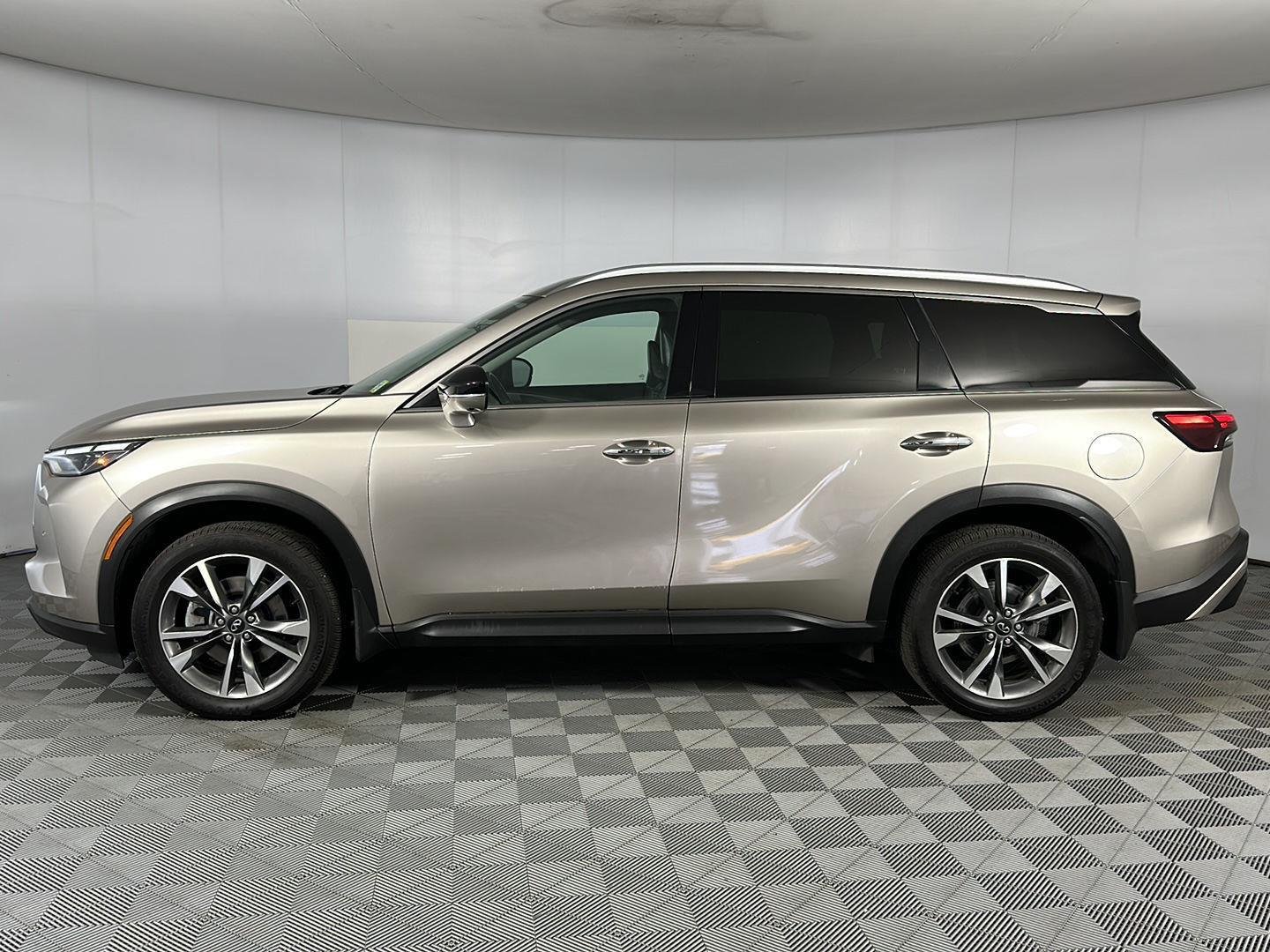 Used 2023 Warm Titanium INFINITI LUXE image 4