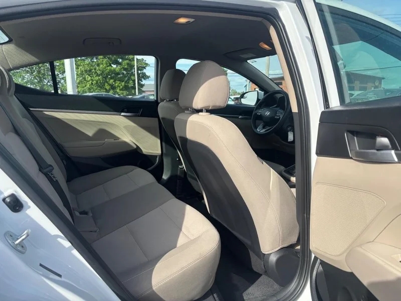 Used 2020 Quartz White Pearl Hyundai SE image 12