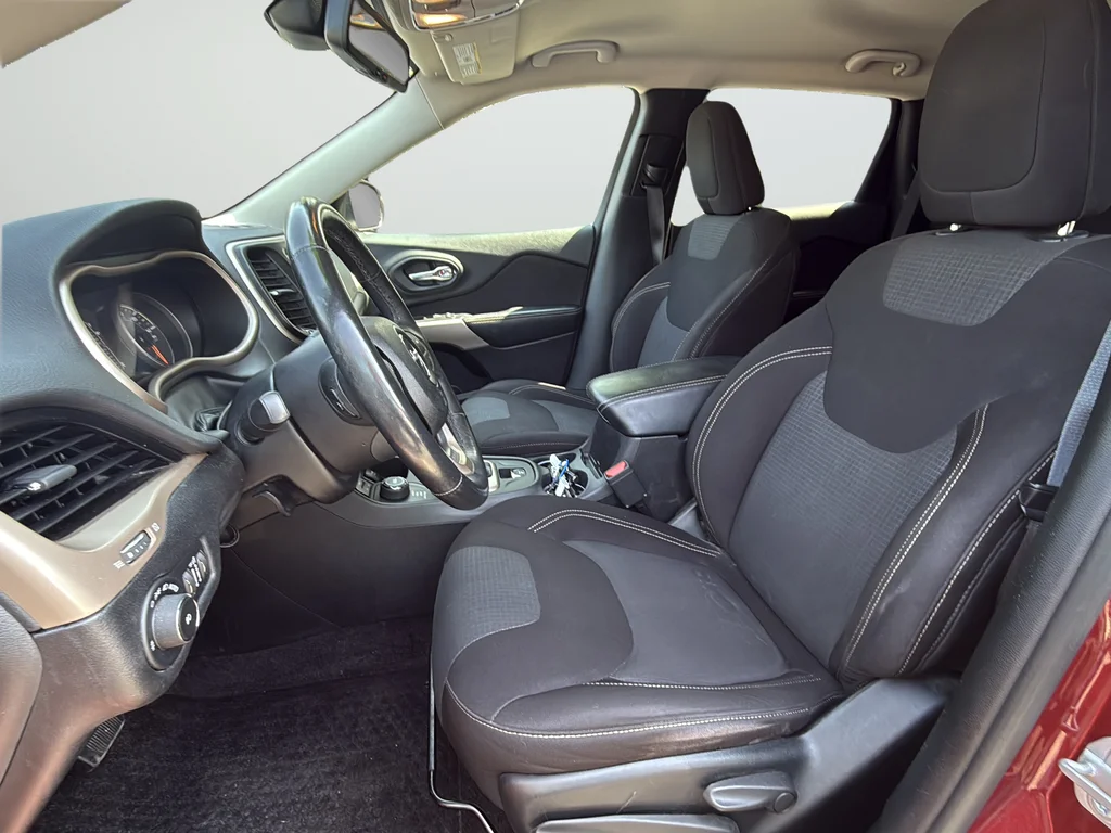Used 2017 Red Jeep Latitude image 10