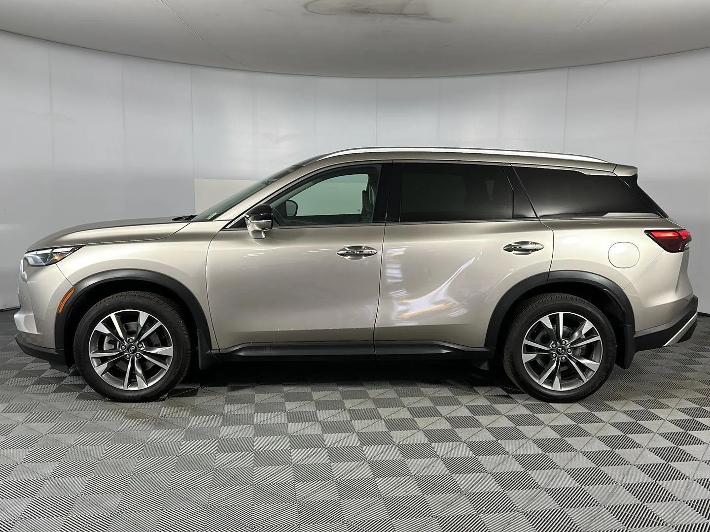 Used 2023 Warm Titanium INFINITI LUXE image 4