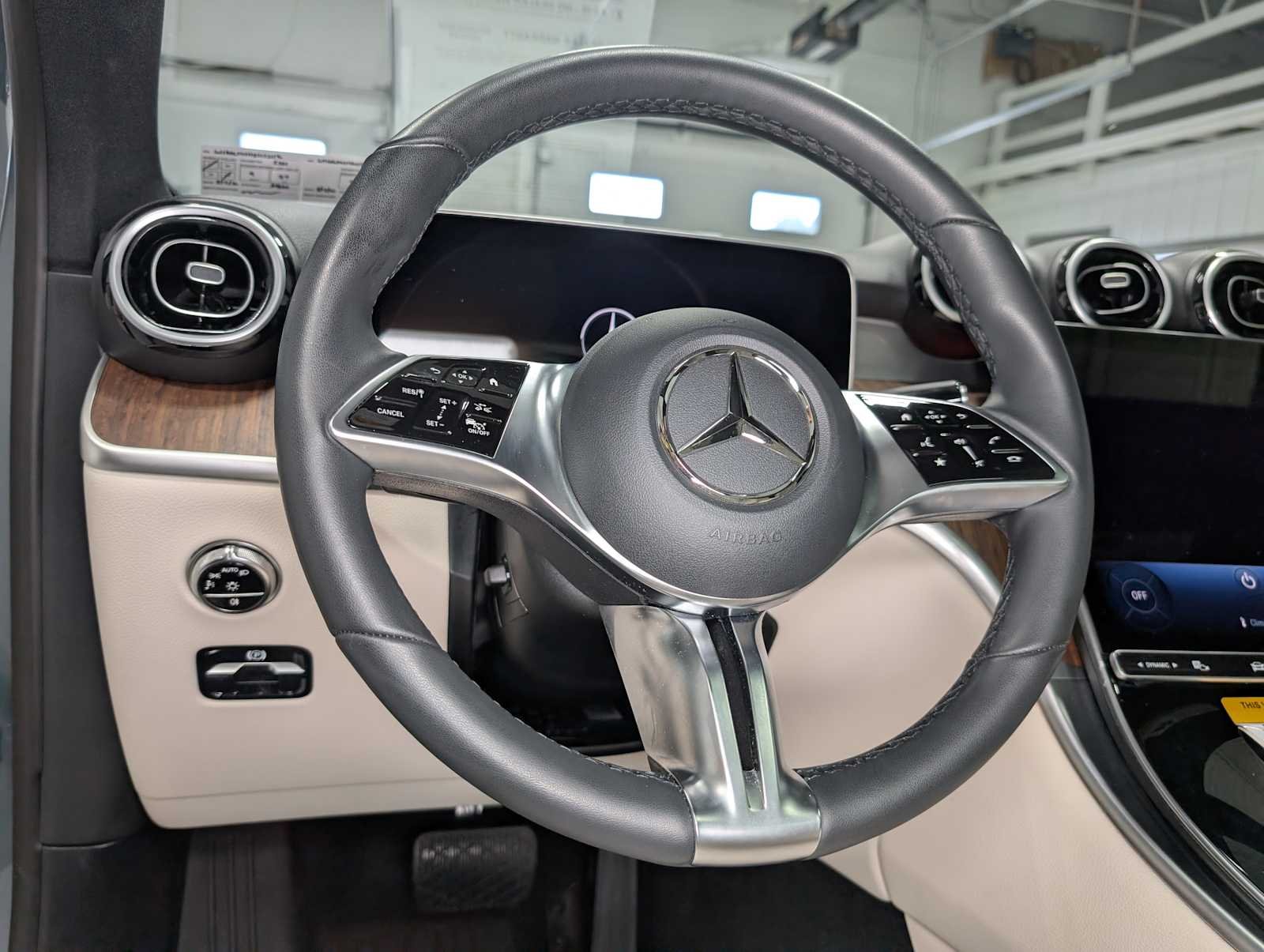 Used 2026 Verde Silver Metallic Mercedes-Benz GLC 300 image 33
